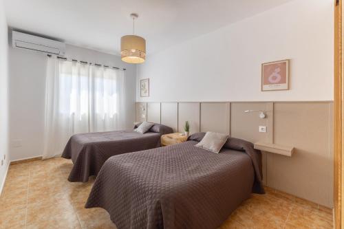 a room with two beds in a room at Alojamientos Callejón del Pozo, cerca Puy du Fou in Gálvez