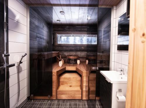 un bagno con doccia e lavandino di Rukan Salonki Resort a Ruka