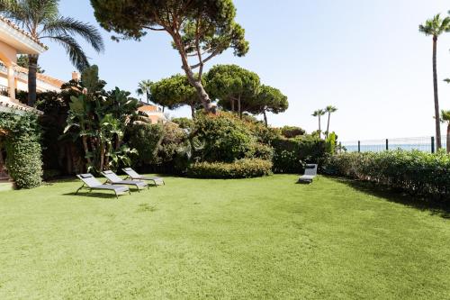 Κήπος έξω από το Amazing Venalmar Beach