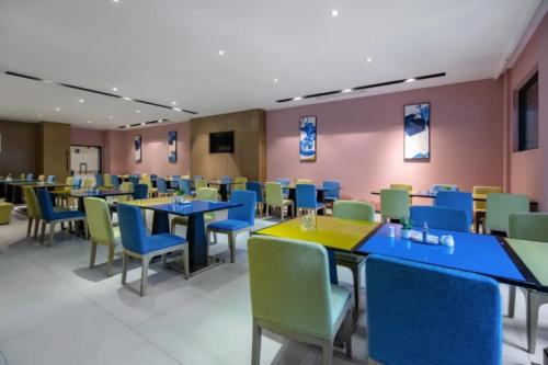 Un restaurante u otro lugar para comer en Echarm Hotel Beihai Railway Station