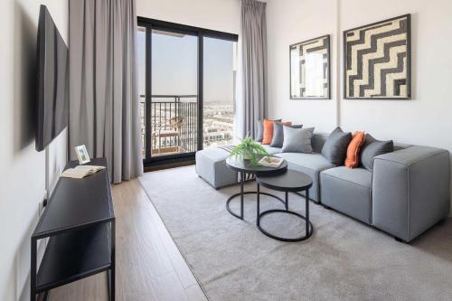 un salon avec un canapé et une table dans l'établissement Frank Porter - Liva, Townsquare, à Nadd Shubayḩ