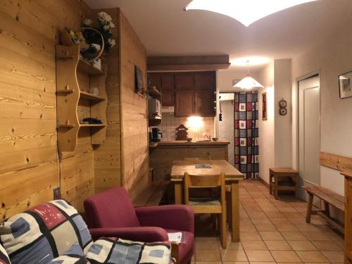 salon z kanapą i stołem w obiekcie Viking 10 w mieście Clusaz