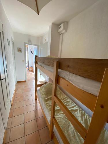 dwa łóżka piętrowe w pokoju z korytarzem w obiekcie Viking 10 w mieście Clusaz