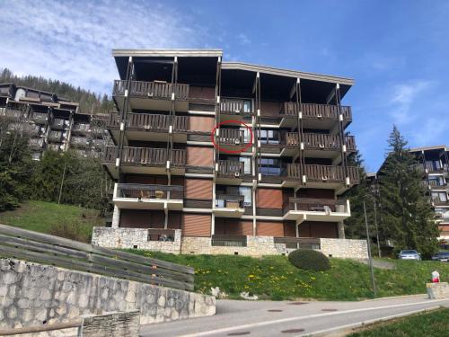 ein Gebäude mit Balkonen an der Straßenseite in der Unterkunft Wapiti 26 in La Clusaz