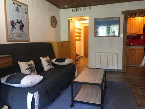salon z kanapą i stołem w obiekcie Week-end 31 w mieście Clusaz