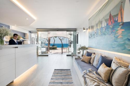 - un salon avec un canapé et une vue sur l'océan dans l'établissement Hotel Terramar, à Llafranc