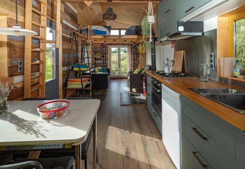una cocina con fregadero y encimera en Tiny House Les Jours Heureux Sejour nature pres de Dinant et des Lacs de l Eau d Heure, en Villers-le-Gambon