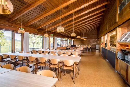 une grande salle à manger avec des tables et des chaises dans l'établissement Kvitåvatn Fjellstue, à Gaustablikk