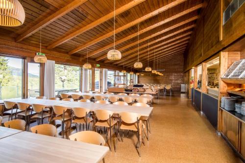 a large dining room with tables and chairs at Kvitåvatn Fjellstue in Gaustablikk