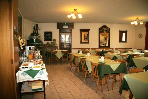 Restoran ili neka druga zalogajnica u objektu Albergo Garnì Cavento