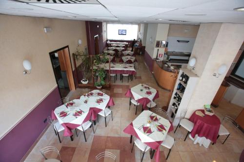 an overhead view of a restaurant with tables and chairs at Hotel Kroma in Ragusa