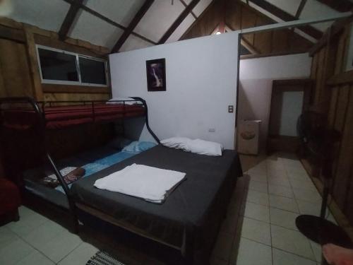 Un pat sau paturi într-o cameră la La Ceiba Ecoadventures Refugio de vida silvestre