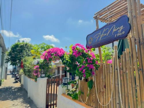 un cartello per un ristorante su una recinzione con fiori di Hoa Nắng Homestay a Cu Lao Thu