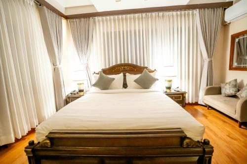 a bedroom with a large bed and a couch at Devi Aura Villa in Burhānilkantha