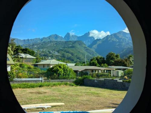 una ventana con vistas a las montañas en Villa Venus, en Mahina