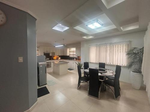une cuisine et une salle à manger avec une table et des chaises dans l'établissement Pelaez house in the bogo, à Bogo