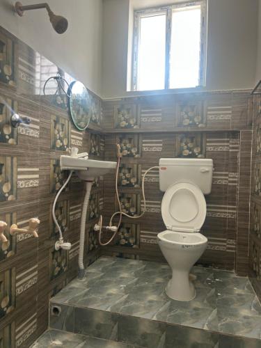 Ένα μπάνιο στο Leo residency INN SIRUMALAI