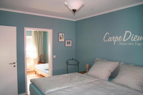 Un dormitorio con una cama y una pared azul. en Skyline-Blick, en Falkenstein