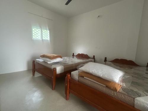 Ένα ή περισσότερα κρεβάτια σε δωμάτιο στο Leo residency INN SIRUMALAI