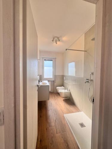 ガッララーテにあるCasa Pradiseraの洗面台2つとトイレ2つを備えたバスルーム