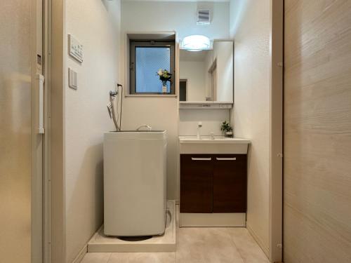 Un baño pequeño con lavabo y espejo. en nestay villa tokyo oyama, en Tokio