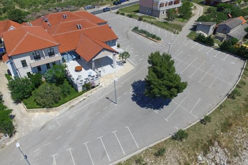an overhead view of a house with a parking lot at B&B Ave Maria in Vrpolje