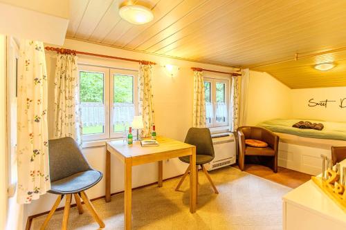 a small room with a desk and a bed at Blockhäusl am Jonsberg in Kurort Jonsdorf
