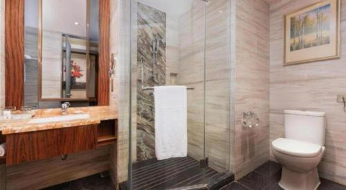 Phòng tắm tại Ramada Plaza Huizhou East Hotel