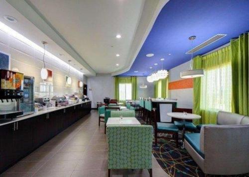 タルサにあるComfort Inn & Suites Tulsa I-44 West - Rt 66のテーブルと椅子のあるレストランとカフェテリア