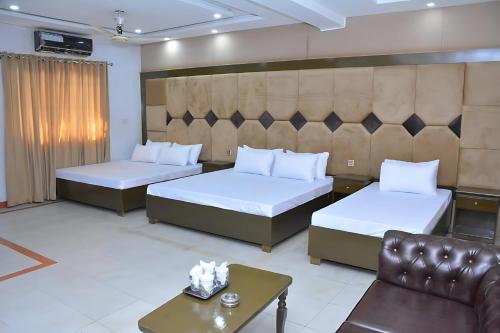 Postel nebo postele na pokoji v ubytování New Elegant Hotel