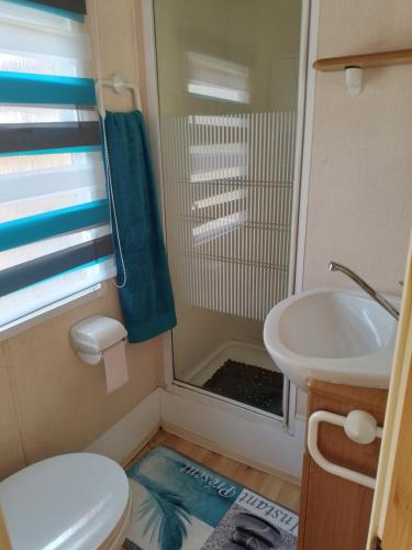 Ένα μπάνιο στο jolie bungalow 2 pas du lac