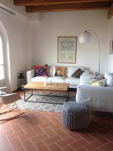 salon z kanapą i stołem w obiekcie La Famulenta garden apartment w mieście Grazzano Badoglio
