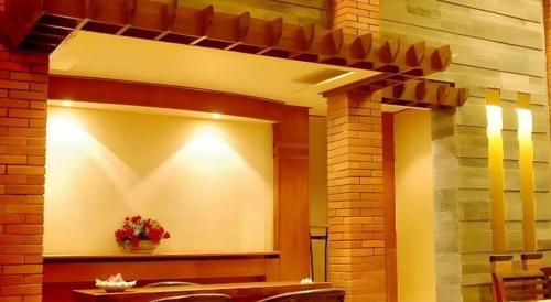 una sala da pranzo con tavolo e fiori sul muro di Nyiur Resort Hotel a Pangandaran