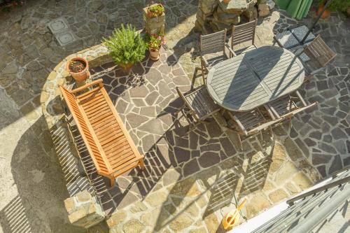 Draufsicht auf einen Tisch und Stühle auf einer Terrasse in der Unterkunft Costabona in Koštabona