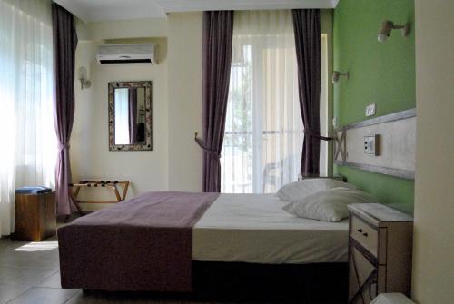 Ένα ή περισσότερα κρεβάτια σε δωμάτιο στο Benna Hotel