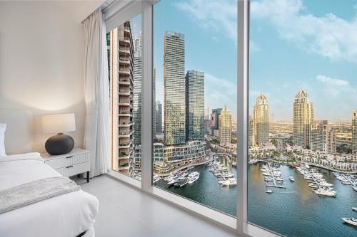 迪拜Marina Horizon by LIV High Floor 1BR, For 5 Guests, Dual Gyms & Marina View的一间卧室设有窗户,享有海港景色