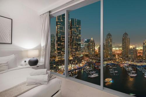 Postel nebo postele na pokoji v ubytování Marina Horizon by LIV High Floor 1BR, For 5 Guests, Dual Gyms & Marina View