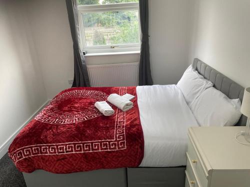 ein Schlafzimmer mit einem Bett mit zwei Handtüchern darauf in der Unterkunft Limestreet place of harbour for contractors Crewe in Crewe