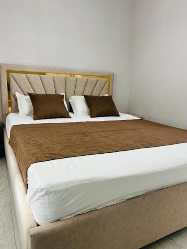 zwei Betten nebeneinander in einem Zimmer in der Unterkunft Comfort Point Hotel in Bischkek