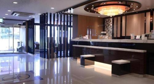舞鶴市にあるAPA Hotel Nishimaizuruekimaeのホテルのロビーにはスツール付きのバーがあります。