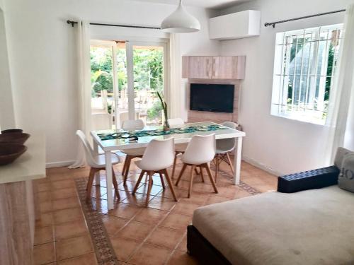 Un televizor și/sau centru de divertisment la Beachfront Villa in a beautiful and secured complex
