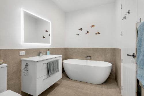 Ένα μπάνιο στο 'Ocean Beach Road Oasis'