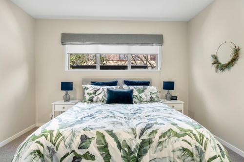 Ένα ή περισσότερα κρεβάτια σε δωμάτιο στο 'Ocean Beach Road Oasis'