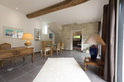 OrphinにあるArchitect house near Rambouillet Parisのテーブルとダイニングルームのあるリビングルーム