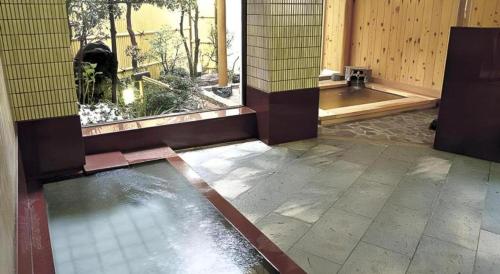 新発田市にあるHotel Masyuuの建物内の水たまりのある部屋