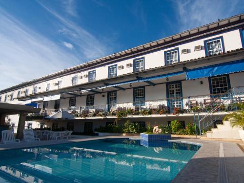 um hotel com piscina em frente a um edifício em Pousada do Garimpo em Diamantina