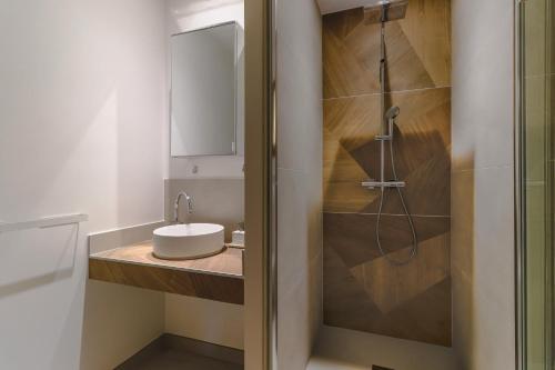 un baño con lavabo y ducha en Gite Rive Gauche - Bergerac, en Bergerac