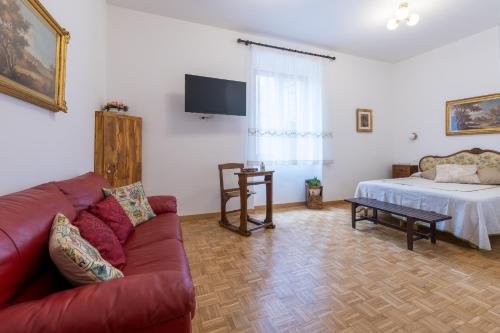 a living room with a couch and a bed at La casetta nel borgo in Todi