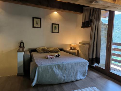 テーリオにあるChalet San Gervasio by Holiday Worldのベッドと大きな窓のある寝室