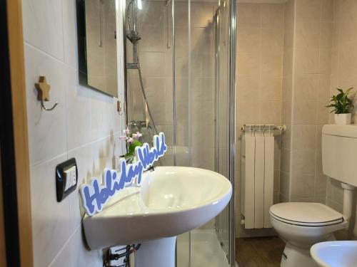 テーリオにあるChalet San Gervasio by Holiday Worldの洗面台とトイレ付きのバスルーム